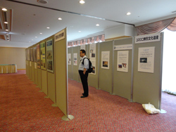 記念シンポジウム会場でのパネル展示の写真