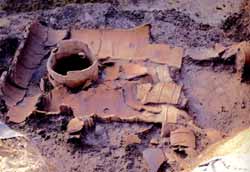 日置荘遺跡井戸状遺構で使用された円筒埴輪の写真