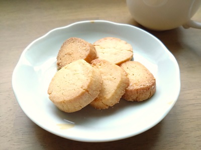 ヤオヨロズヤの「みんなの米粉クッキー」がお皿に乗っている画像。