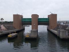 竪川水門の開門状態写真