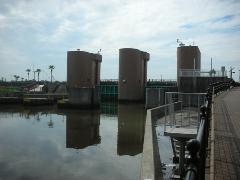 竪川水門の閉門状態写真