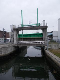 古川水門の開門状態写真