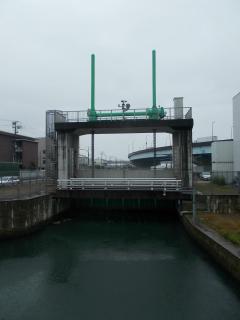 古川水門の閉門状態写真
