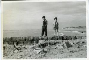 お兄さんと浜寺の海岸での写真