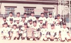 小学校6年生のときにソフトボール大会で初優勝(中谷さんは前列中央)
