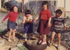 幼少期の今井雅子さん（左端）