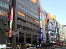 入居するの外観（堺富士ビル6階）。堺東駅北西口から横断歩道を渡り南に約40m