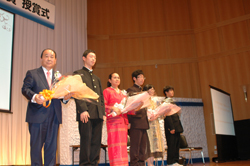 Flower presentation to the award recipients by students from Osaka Prefectural Mikunigaoka Senior High School