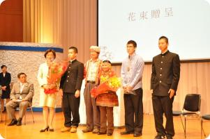 Flowers were presented to the award recipients by students from Osaka Prefectural Mikunigaoka High School