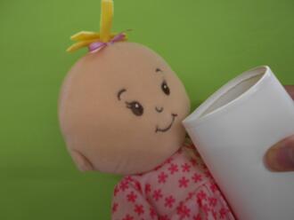 人形のあかちゃんと紙コップの写真