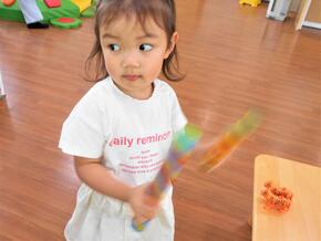 ガラガラであそぶ様子