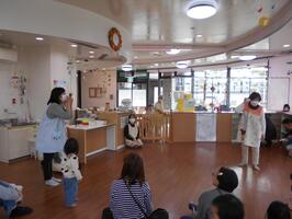 糸電話で遊ぶ様子