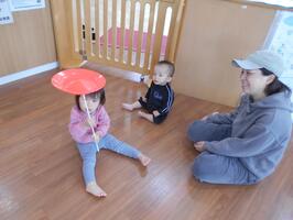 皿回しで遊ぶ様子