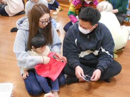 親子で制作する様子