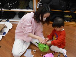 母子で制作する様子