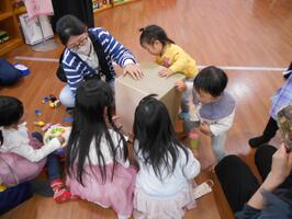 楽器で遊ぶ様子