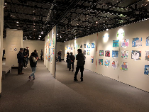 小学生絵画展の様子1