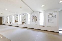 入口の廊下のパネル展示