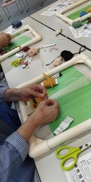 ミニ緞通をつくっている様子
