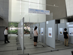 堺市役所本館エントランスホールでのパネル展示の写真