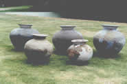 堺市調査　出土した須恵器の壺・甕の写真