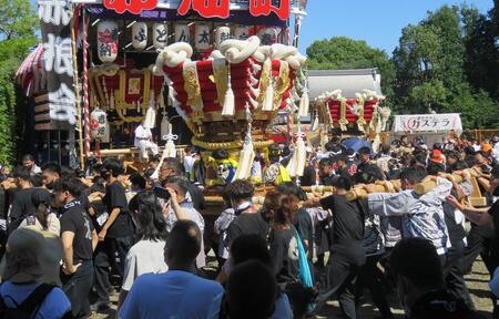 ふとん太鼓の宮出の様子（百舌鳥八幡宮月見祭伝統文化保存伝承実行委員会）の画像