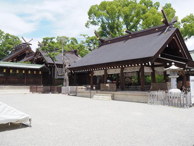 南面して一直線に並ぶ社殿（奥から本殿、神門・瑞垣、拝殿）の画像