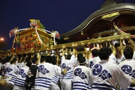 住吉大社宿院頓宮での神輿振りの画像