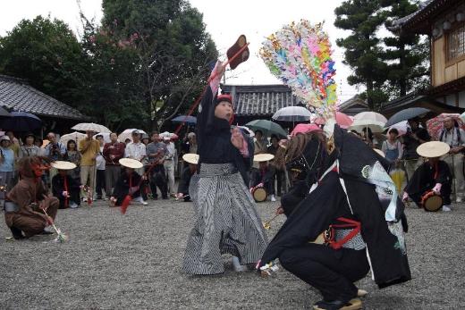 中踊り（鬼神・天狗）と軍配を振る新発知（しんばち）の画像