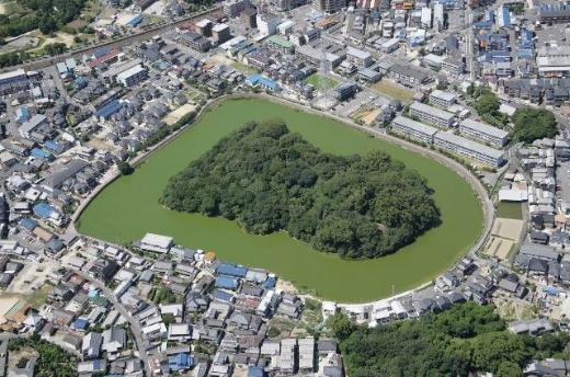 御廟山古墳内濠画像