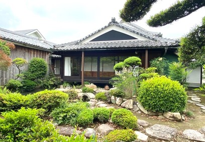 庭園から眺める旧主屋・内土蔵の画像