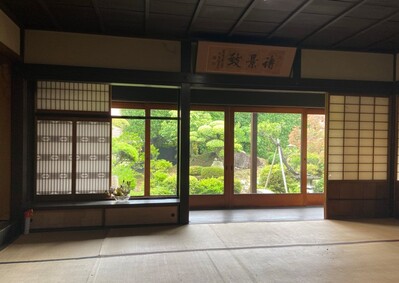 座敷から眺める庭園の画像