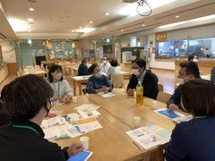 先輩職員たちとの交流会の写真