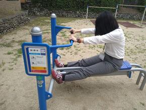 三原第4公園にあるローボードという健康遊具です。それに座り、足を延ばしている図です