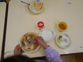 カレーライスをスプーンですくって食べています。