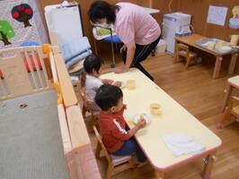 出来たお芋をお皿からつまんで食べています。