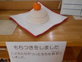 出来上がった餅を2段に重ね、みかんをのせて鏡餅にしました。