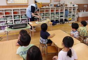 こちらのクラスは収穫したなすを目の前で調理してもらっています。なすが焼ける音や調味料を加えた時の香りなどを体験し、食欲も増したようで味わいながら食べていました。