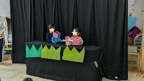 こどもが人形劇を演じています