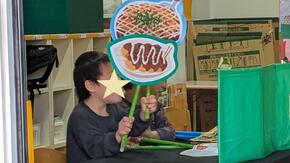 こどもがペープサートを見せている