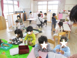 こどもたちが部屋で製作をしています。