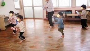 園児がドライブごっこをしている