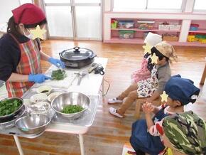 調理しているところを園児が見ている