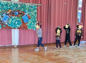 園児がごっこ遊びをしているところ