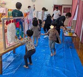 園児が絵を描いているところ