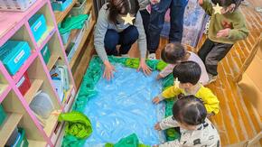 こどもが制作物で遊んでいる