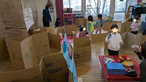 こどもが制作物で遊んでいます。