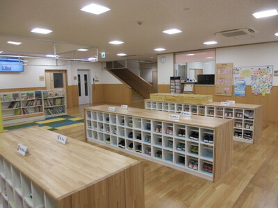 広いエントランスには絵本コーナーがあります