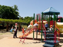 公園の遊具で遊ぶ4歳児