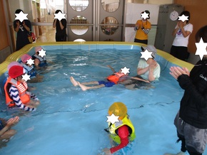 ライフジャケットを5歳児が着て、プールで浮かびました。